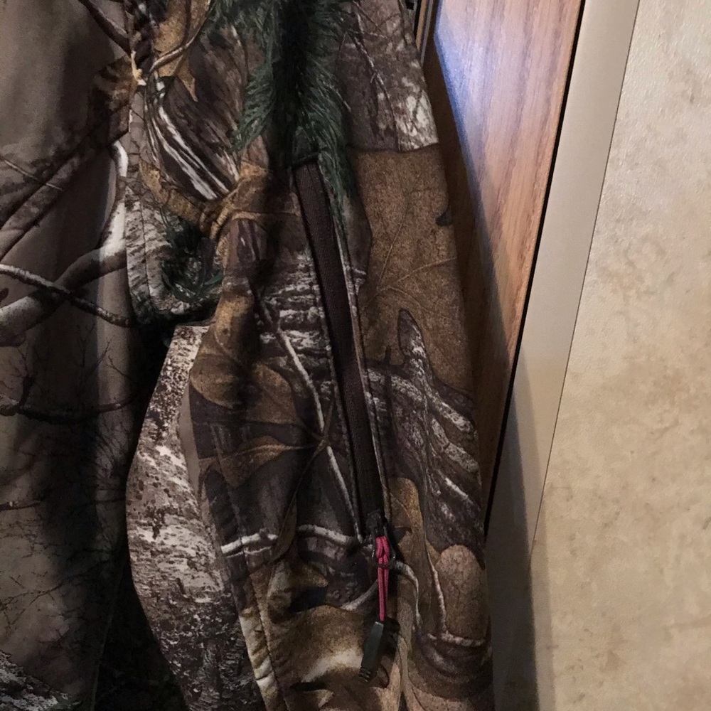Realtree wind/waterproof jacket - Picture 5 of 11
